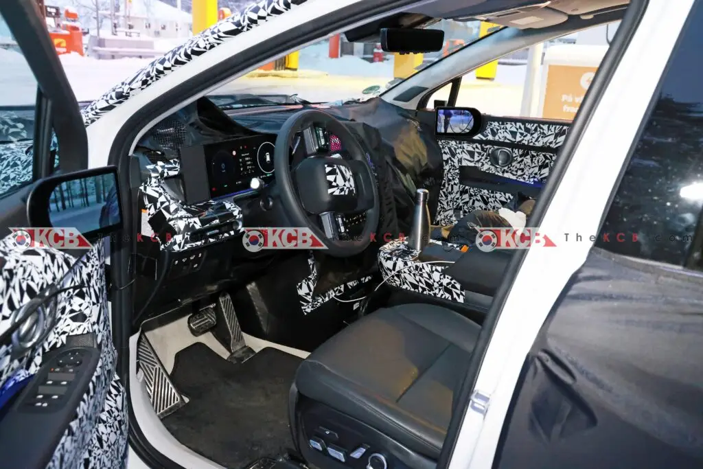 Interior de un automóvil con camuflaje para pruebas.