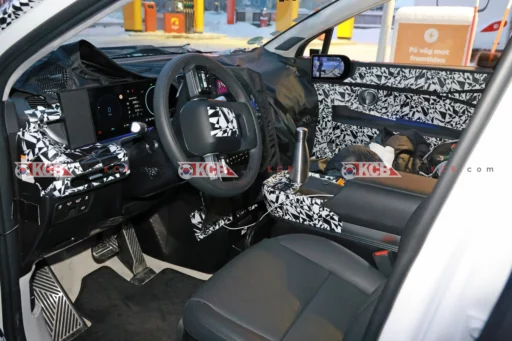 Interior de automóvil con camuflaje de prueba en camuflaje.