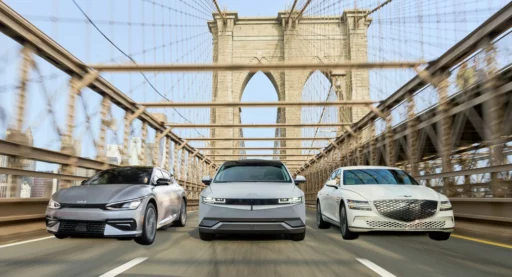 Tres coches eléctricos modernos cruzando un puente icónico.