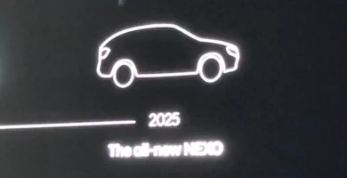 Silueta luminosa de un vehículo con texto "2025 The all-new NEXO".