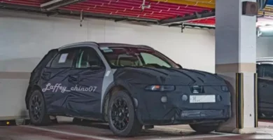 Auto cubierto con camuflaje estacionado en un garaje.