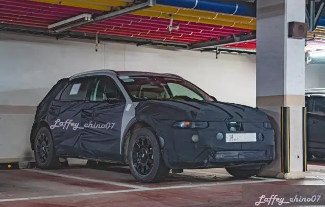 Auto cubierto con camuflaje estacionado en un garaje.