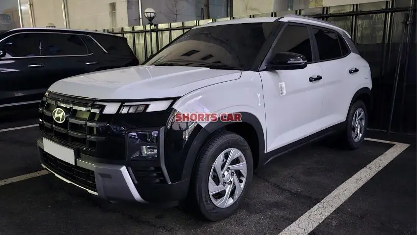 SUV blanco estacionado de noche con marca obstruida.