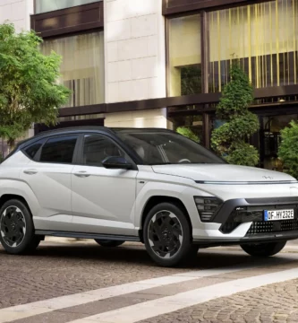 Un SUV eléctrico blanco estacionado frente a un edificio.