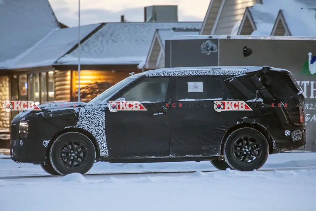 Un automóvil camuflado con nieve alrededor, durante pruebas invernales.