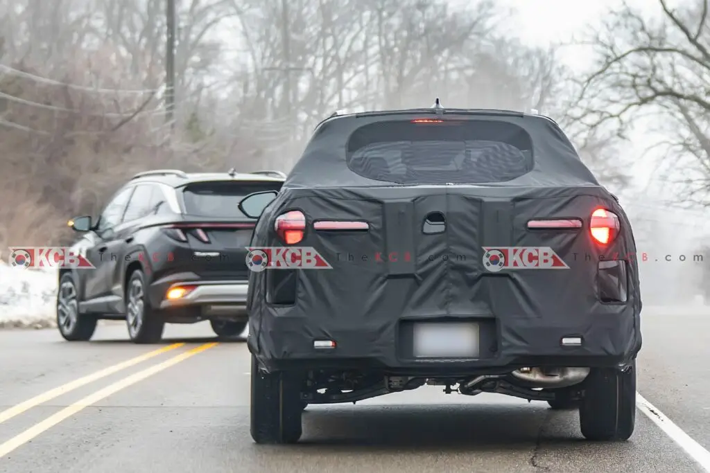 Auto camuflado con lonas negras en pruebas en carretera.