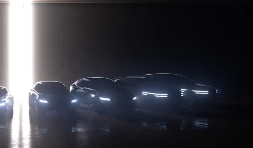 Vehículos futuristas iluminados en un ambiente oscuro y misterioso.