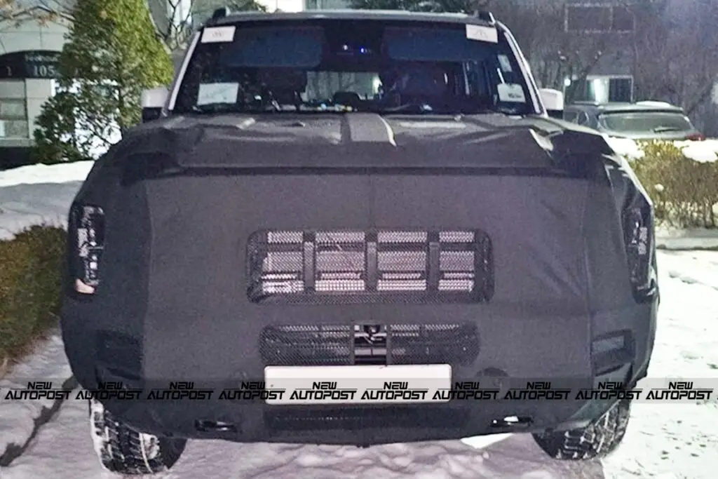 Camioneta con cubierta negra y marcas de agua "AUTOPOST".