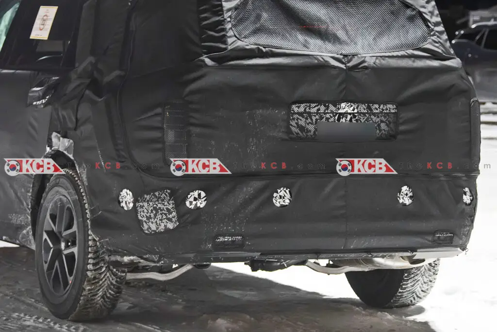 Vehículo camuflado con lona durante pruebas de invierno.