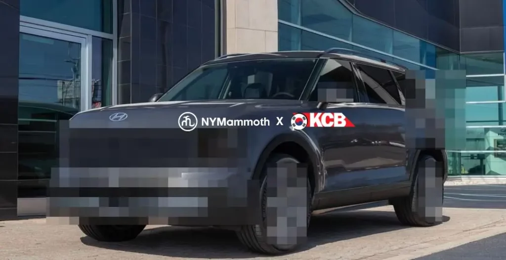 Un vehículo SUV negro con logotipos y marcas pixelados.