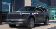 Un vehículo SUV negro con logotipos y marcas pixelados.