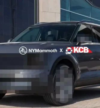 Un vehículo SUV negro con logotipos y marcas pixelados.