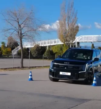 Un coche realizando una prueba de manejo entre conos.