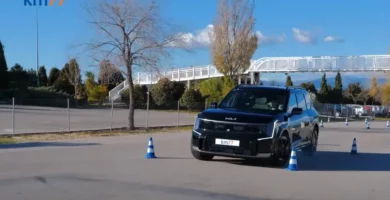 Un coche realizando una prueba de manejo entre conos.