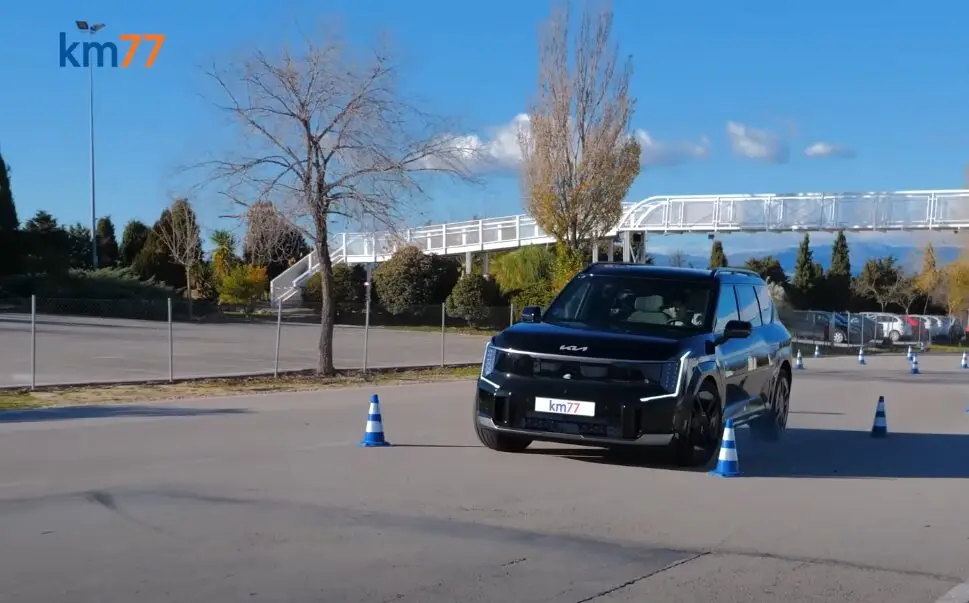 Un coche realizando una prueba de manejo entre conos.