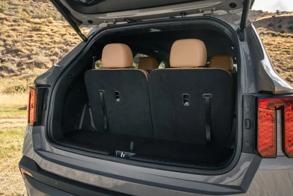 Cajuela abierta de un SUV mostrando asientos traseros abatidos.