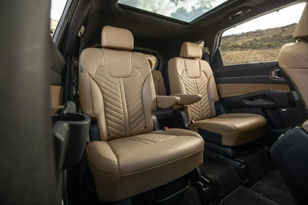 Interior de un vehículo con asientos de cuero marrón.