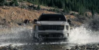 Camioneta cruzando rápidamente un río en la montaña.