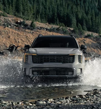 Camioneta cruzando rápidamente un río en la montaña.