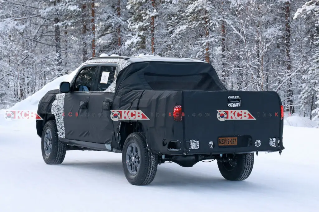 Camioneta con cubierta camuflada en un paisaje invernal.