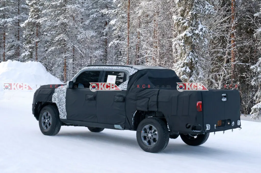 Camioneta con camuflaje de prueba en un paisaje nevado.