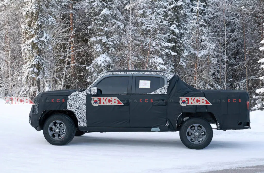 Un vehículo camuflado para pruebas en un paisaje nevado.