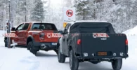 Dos camionetas en la nieve con un letrero de "No Fotos".