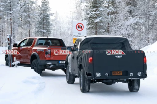 Dos camionetas en la nieve con un letrero de "No Fotos".