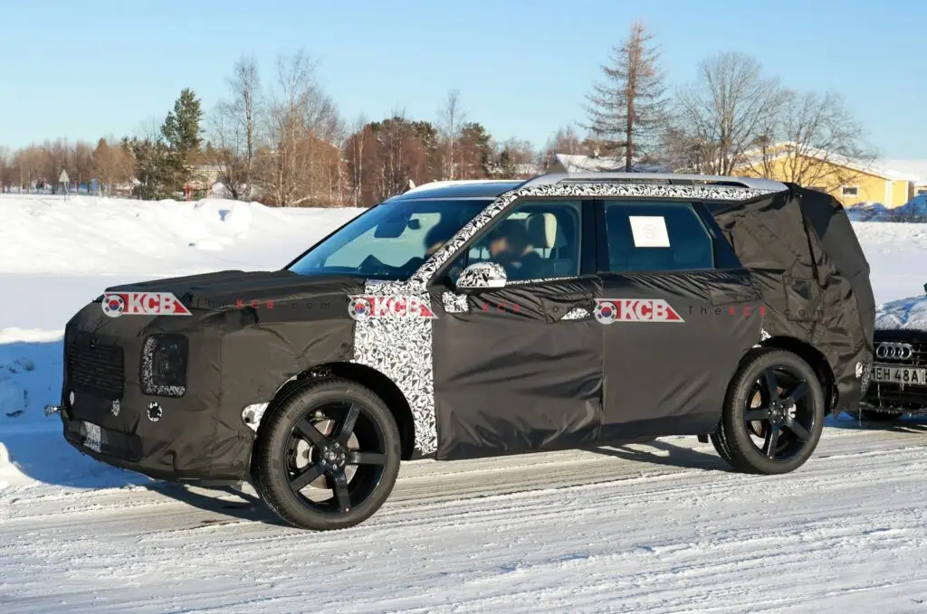 SUV camuflado en pruebas de invierno sobre nieve.