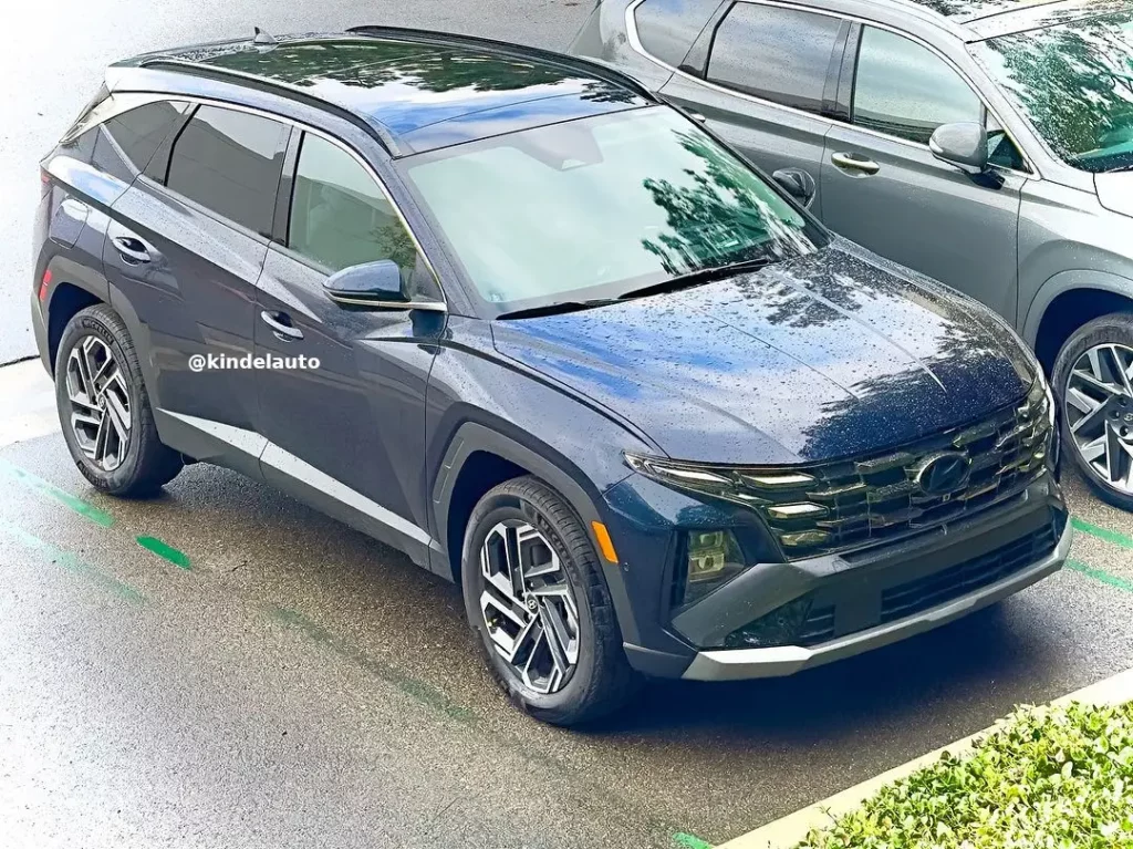 SUV moderno azul estacionado al aire libre.