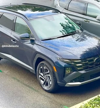 SUV moderno azul estacionado al aire libre.