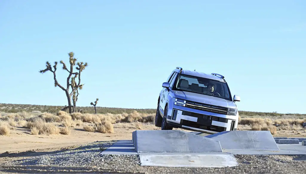 Vehículo SUV maniobrando en terreno de pruebas en desierto.