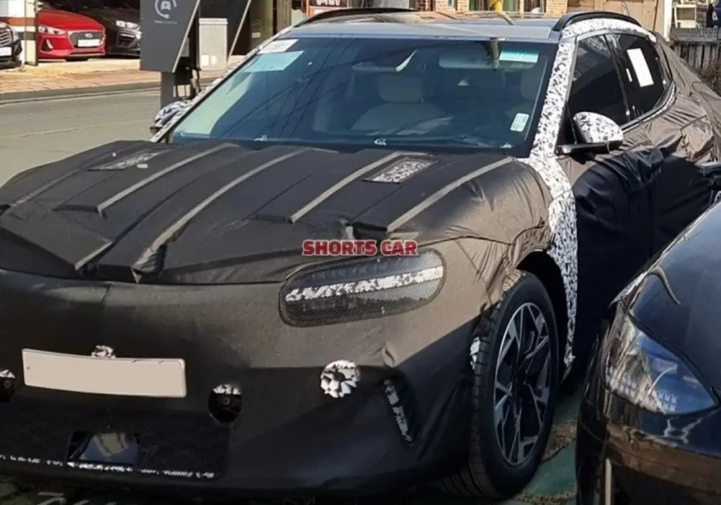 Coche camuflado posiblemente para pruebas estacionado en la calle.