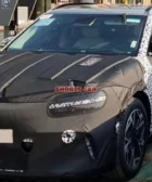 Coche camuflado posiblemente para pruebas estacionado en la calle.