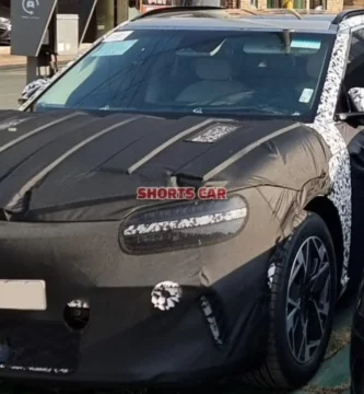 Coche camuflado posiblemente para pruebas estacionado en la calle.