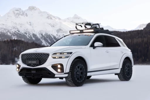 SUV blanco con equipamiento todoterreno en paisaje nevado.