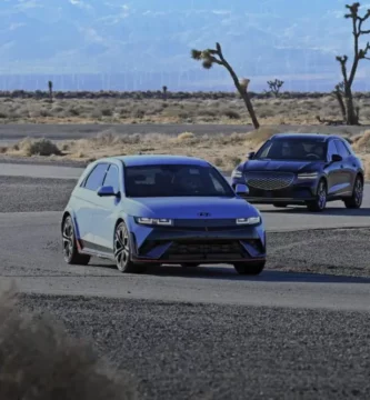 Dos coches modernos en una carretera desértica.