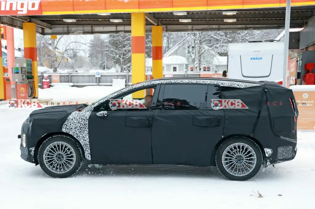 Auto con camuflaje de prueba en estación de servicio nevada.