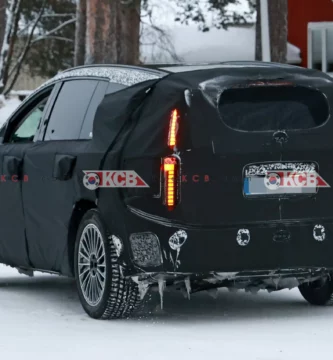 Automóvil camuflado en pruebas de invierno con nieve alrededor.