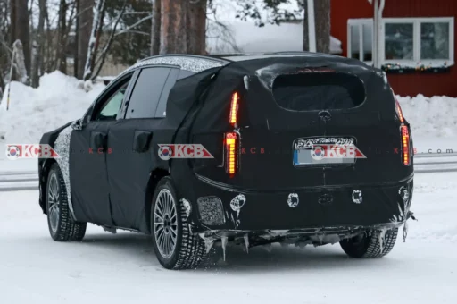 Automóvil camuflado en pruebas de invierno con nieve alrededor.