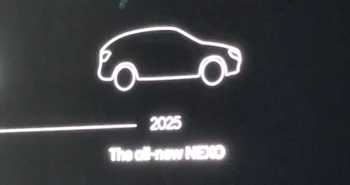 Símbolo luminoso de un coche con texto "2025 The all-new NEXO".