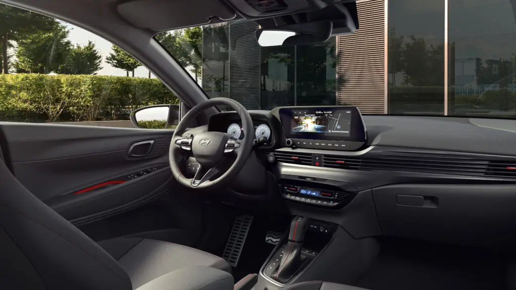 Interior moderno de un automóvil con pantalla táctil central.