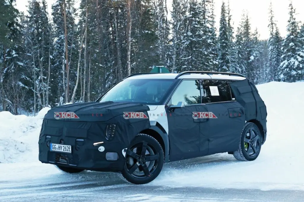 Un vehículo camuflado realizando pruebas en un entorno nevado.