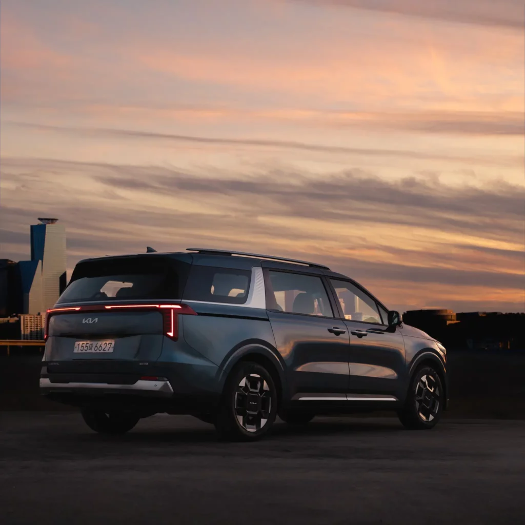 Un Kia SUV estacionado durante un atardecer urbano.