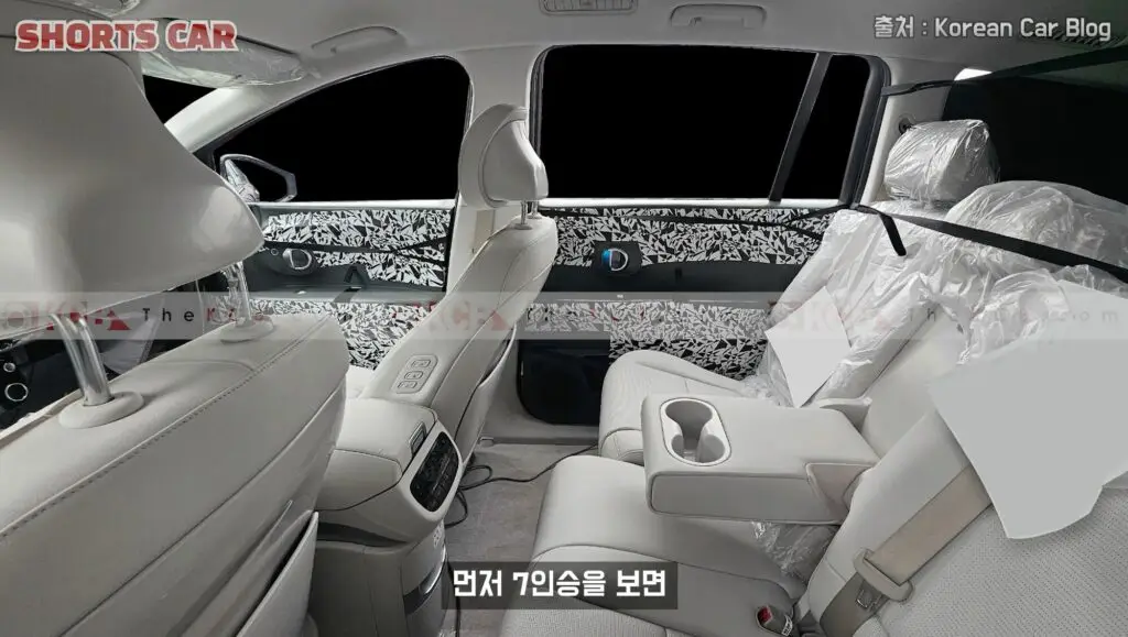 Interior de un vehículo moderno con asientos cubiertos de plástico.