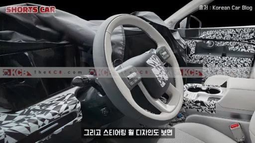 Interior de un coche camuflado, volante, y tablero cubiertos.