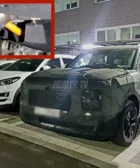 Vehículo camuflado aparcado entre otros coches, con imagen ampliada de detalle.