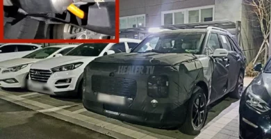 Vehículo camuflado aparcado entre otros coches, con imagen ampliada de detalle.