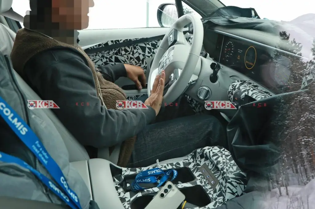 Interior de un automóvil con cabina camuflada y persona conduciendo.