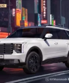 Un SUV blanco Hyundai Palisade en una calle urbana iluminada.